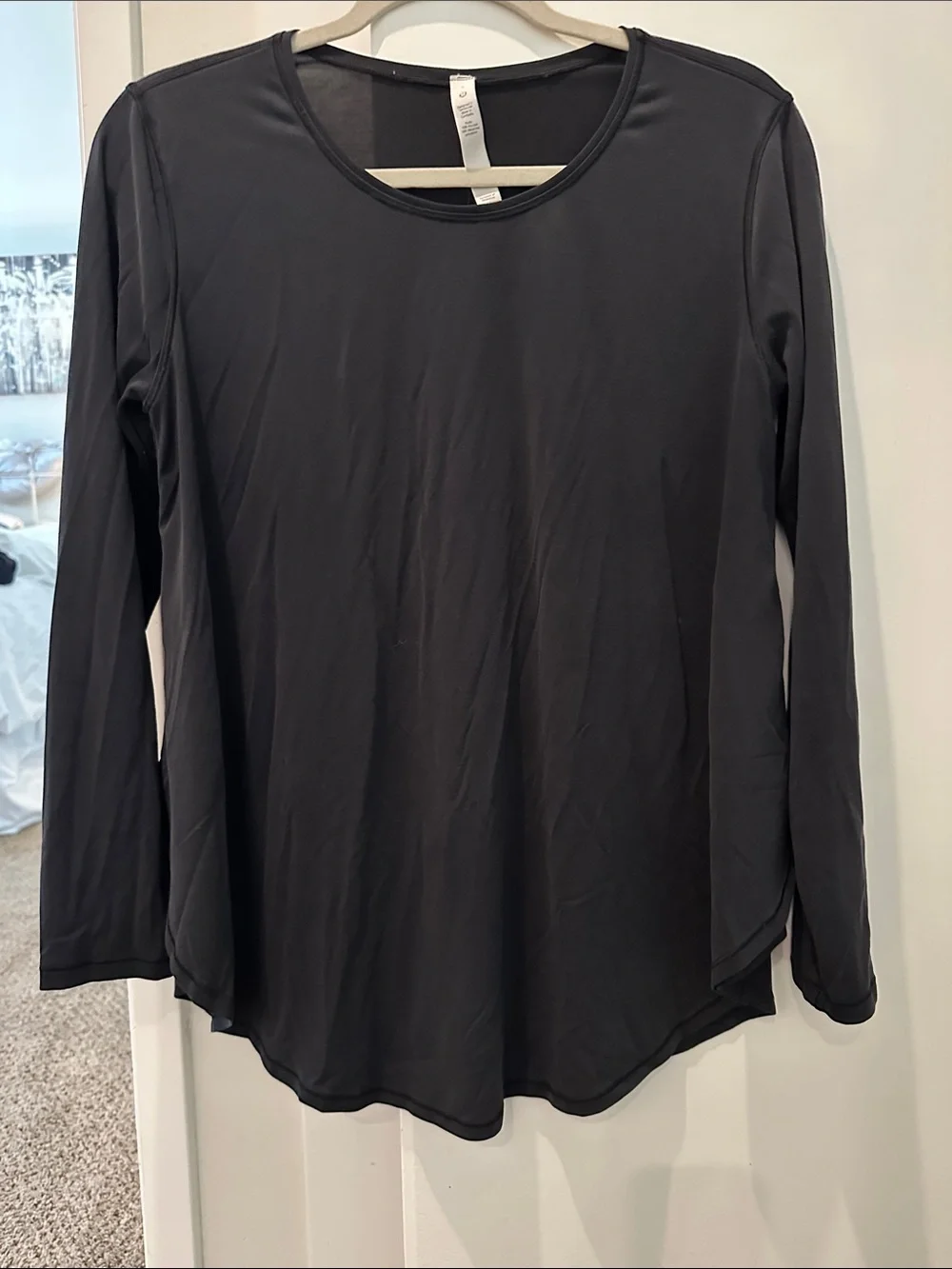Lululemon Women's Black Long-Sleeve Crewneck Top with rounded hem - size 6